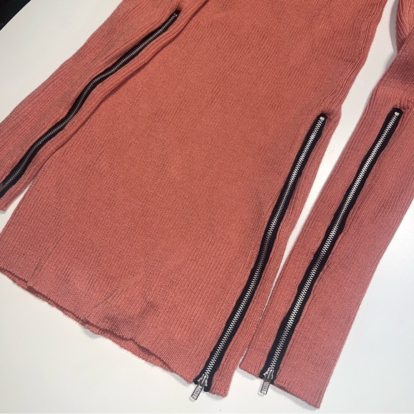 Dusty pink ribbed knit sweater dress with cool zipper details - Picture 2 of 10